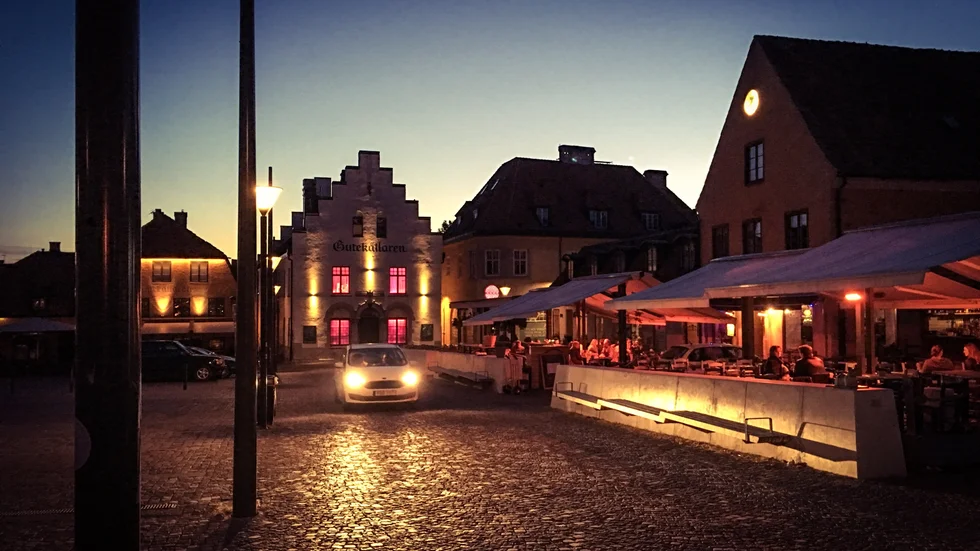 Stora torget nattetid. Det var på nattklubben Gutekällaren som två fall av misshandel ägde rum i augsti 2023.