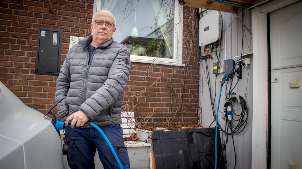 Per-Erik Eriksson laddar sin elbil under natten när elen kostar som minst. 