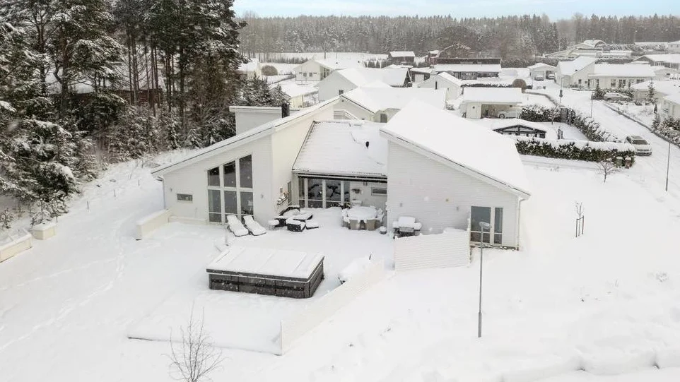 En exklusiv villa på Bronsgatan i Enköping får många besökare på Hemnet. Enligt mäklaren en bra adress som är attraktiv för köparna.