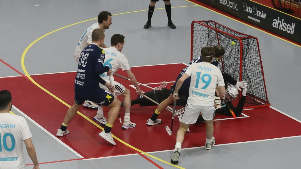 Wilmer Viinamäki lirkar in 7-4 som blev det matchvinnande målet i 11-6-segern.