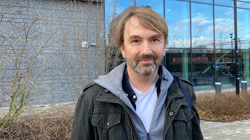 Niklas Skeri utanför Attunda tingsrätt, där han satt och bevakade en rättegång när prisnomineringen meddelades.
