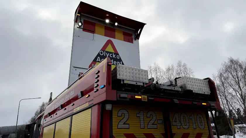 Räddningstjänsten stängde av vägen under räddningsarbetet. 