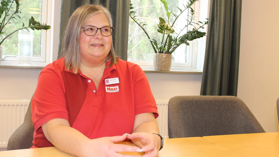 Maria Wirén, kassörska på Maxi ICA Stormarknad i Motala, kan se tillbaka på 32 år på samma arbetsplats. "Jag tycker fortfarande att det är jätteroligt".