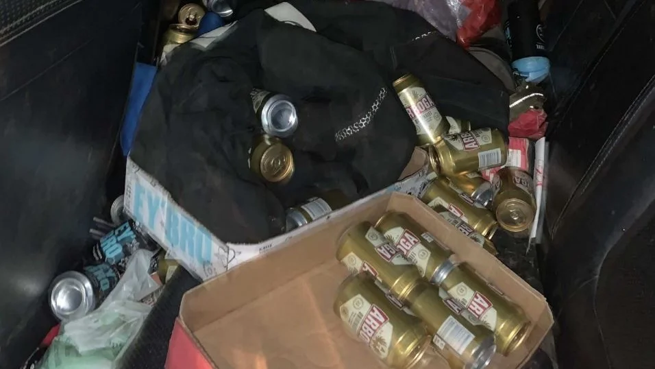 I 30-åringens bil hittades såväl tömda som oöppnade ölburkar.