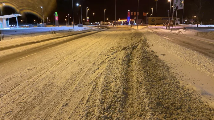 Här, på Vetlandavägen i Målilla, tvingades föraren till A-traktorn svänga höger ner i diket för att undvika en kollision. Bilden är tagen samma kväll som olyckan skedde.