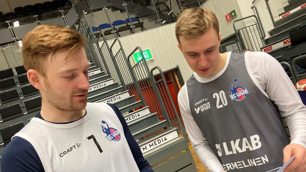 Gustav Hansson och Jonatan Arvidsson, BC Luleå, studerar en lagbild innan de pratar om sina lagkamraters hemligheter.