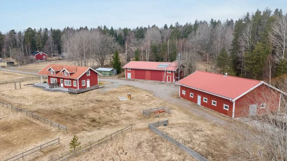 "Perfekt för dig som är en entusiastisk hästägare eller egenföretagare som vill ha gott om utrymme för både hästar och verksamhet." står det i annonsen till Rals gärde 1 i Mariefred.
