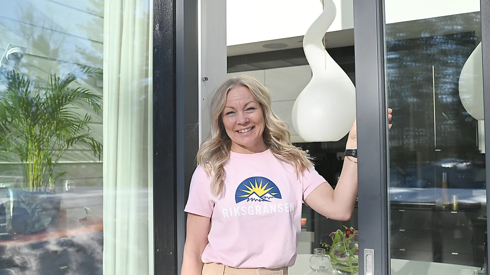 Linda Andersson tar tåget mellan Riksgränsen och Luleå, där hon bor i en villa med familjen, I Riksgränsen har hon en liten lägenhet.