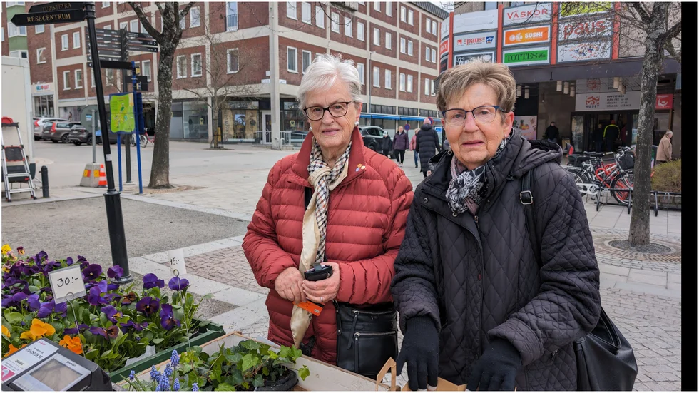 Inger Udd Johansson och väninnan Vivvi Andersson kom för att köpa blommor på vårmarknaden.
