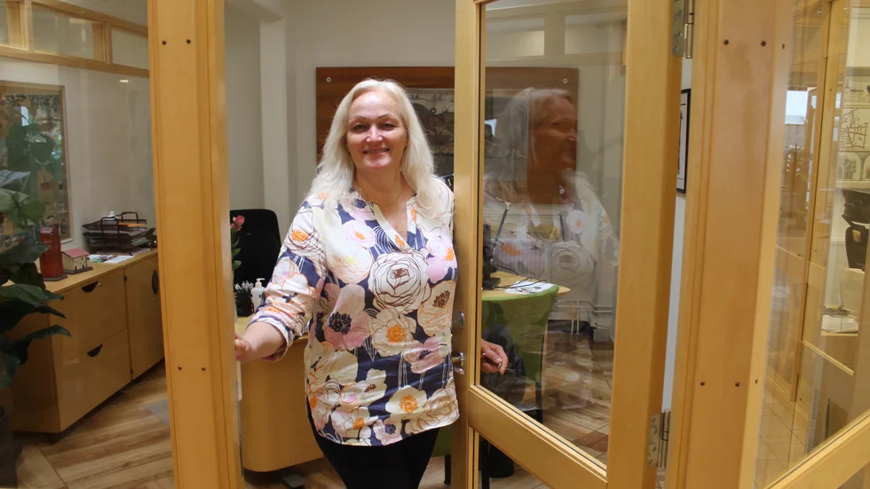 Carina Ingesson välkomnar in i sitt kontor på Vadstena Sparbank. "Jag vill sprida glädje", säger Ingesson.
