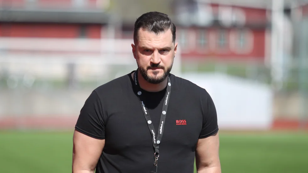 Agim Hasani lämnar Motala AIF och någon annan kommer att ha huvudansvaret för division 2-laget i höst. Det blev klart på söndagen.