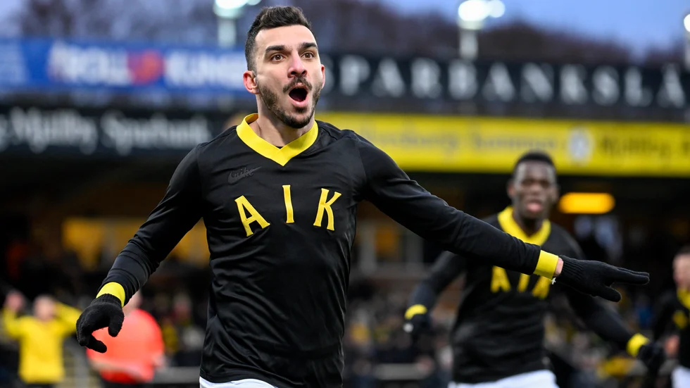 AIK:s Ioannis Pittas i en retrotröja under svenska cupen tidigare i år. Arkivbild.