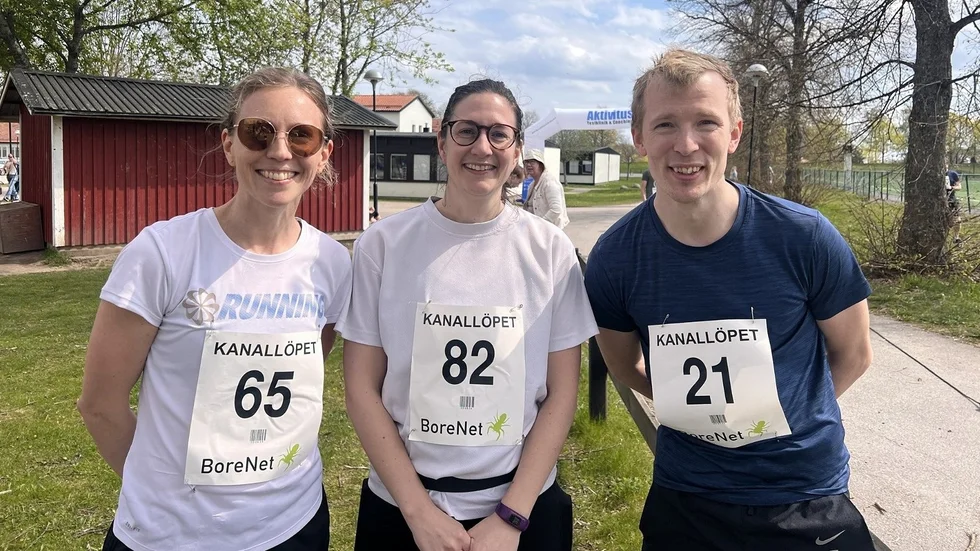 Vid startlinjen i Ljungsbro hittar vi Emma Thörnow, Marie Larsson och Oskar Solsjö. De skrattar och verkar inte vara särskilt nervösa inför vad som komma skall.