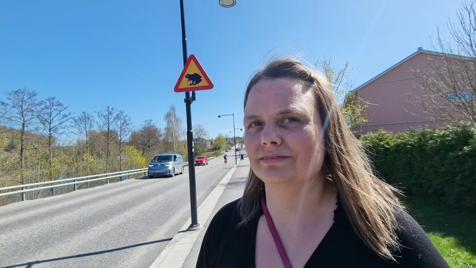 "Det är första gången det sitter professionella vägmärken som varnar för paddorna", säger Anja Probst från Feministiskt intiativ. 