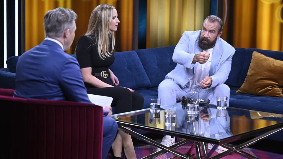 Sara Skyttedal Dihang och Jan Emanuel presenterar nystartade partiet Folklistan i Henrik Jönssons program ”100%”.