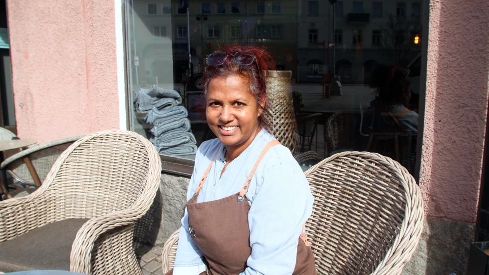 Helena Norén är skiftledare på Espresso House i Strängnäs, där man öppnat uteserveringen för säsongen.