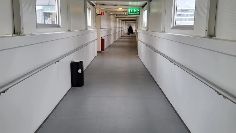 En av flera långa kulvertar att gå igenom.