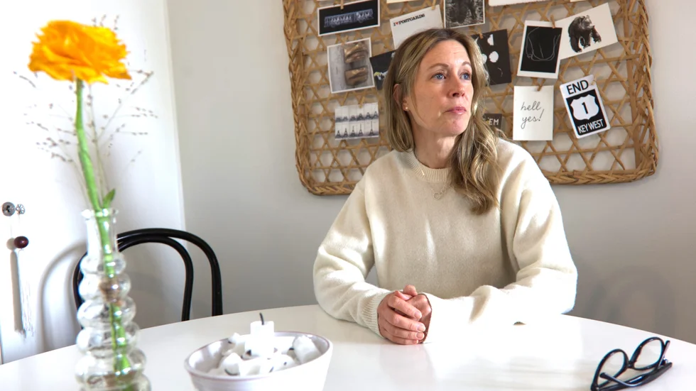 Maria Björnfots tillvaro fick en törn när hon plötsligt blev av med jobbet på Svenska Spel. Hon gav det ”två gråtdagar” innan hon tog sig i kragen och riktade blicken framåt. Men alltjämt bär hon på en overklighetskänsla efter vad som hände.