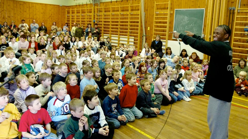 Donté Shakelford från barnens Nobelprisjury besökte Bie skola 2003. Han har varit på besök i Bie tidigare och visste hur man skulle få fart på skoleleverna.
