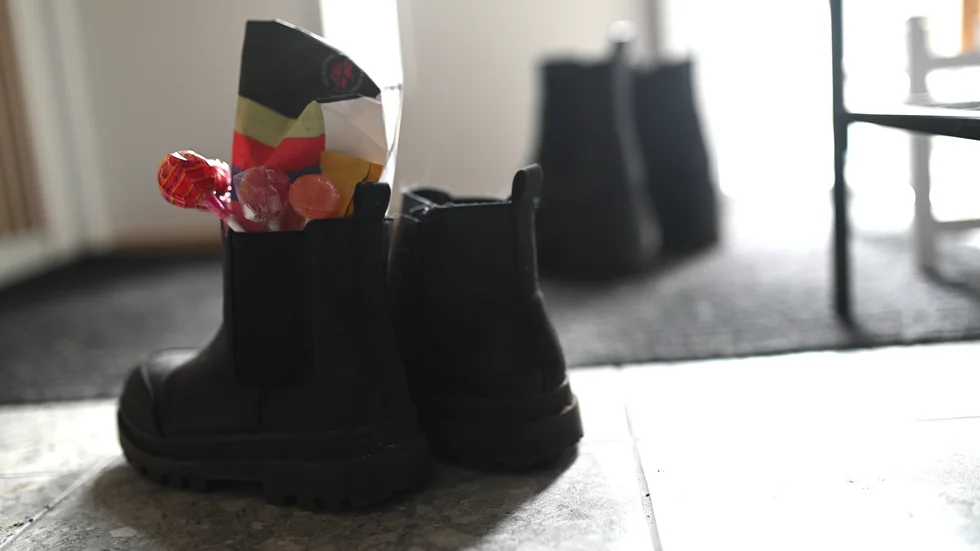 Stoppa godis i skorna? Ja, Amanda Strömqvist var redo att haka på fågeltraditionen som finns i sydöstra Småland, där tranan kommer med godis till barnen. Men det blev ändrade planer.