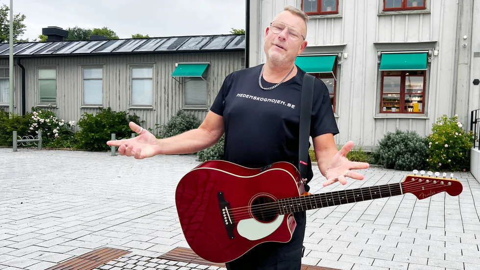 Andreas Hedenskog driver Hedenskog nöjen med bland annat glass, turisttåg, underhållare och är före detta dansbandssångare i Casanovas. Nu leder han barnaktiviteterna och allsången på Sommarknäppen i Vadstena.