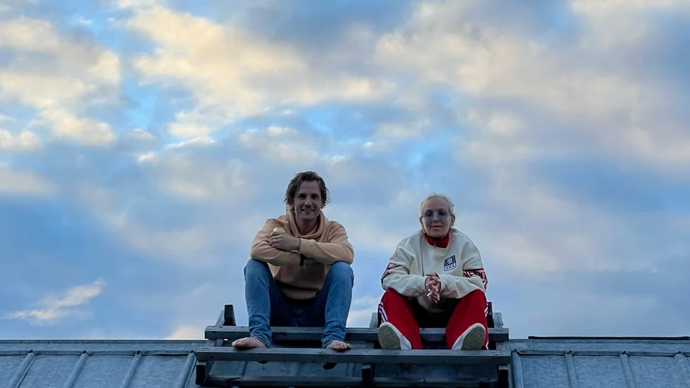Tess Merkel och Martin Rolinski laddade upp på ett hustakt i Tornedalen inför torsdagens uppträdande.