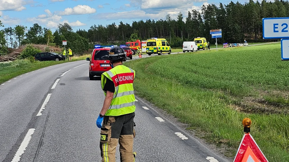 En olycka mellan två personbilar inträffade på väg 210 mellan Söderköping och Mogata på måndagseftermiddagen.