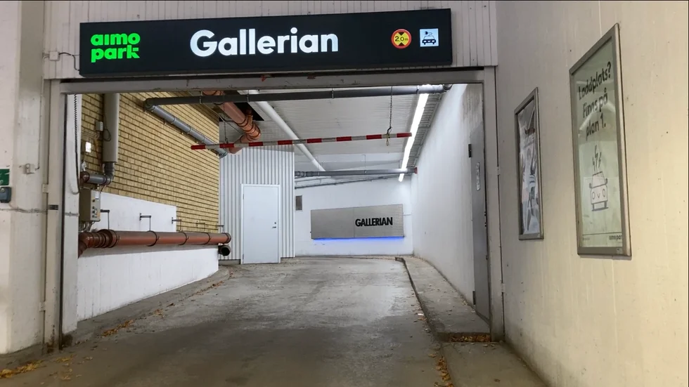 Infarten till Gallerians parkeringshus i Eskilstuna. Arkivbild.