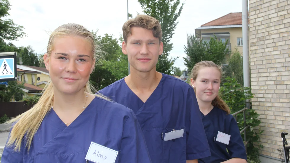 Alma Åkerström, Elias Jalo Thorén och Ebba Nyberg berättar att höjdpunkten på sommarjobbet på äldreboendet var att arbeta under midsommar.