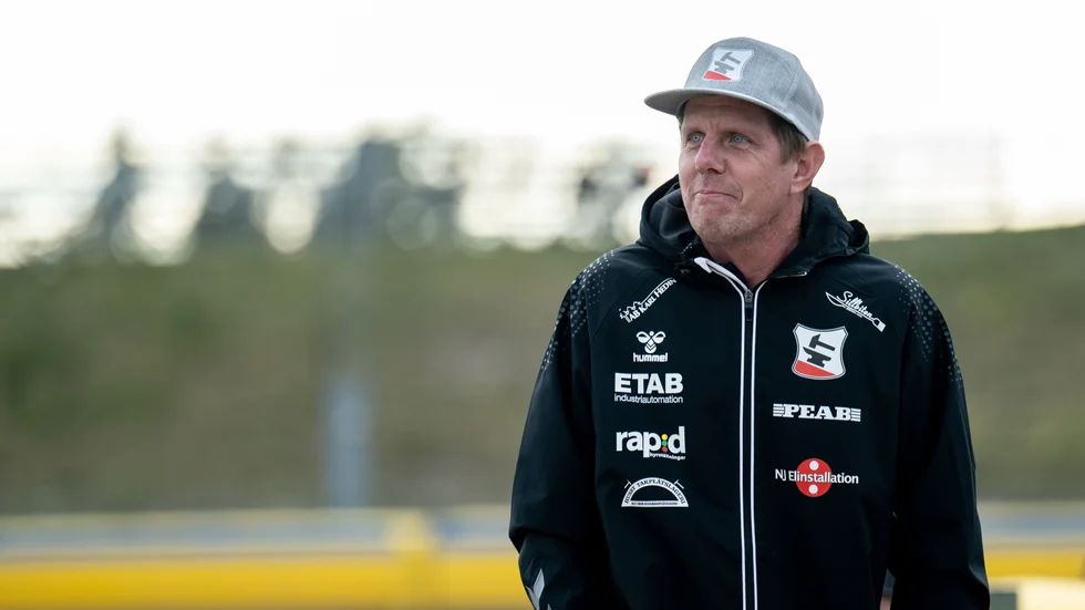 Lagledaren Jerker Eriksson och Smederna fick åka hem från Hallstavik utan att det blev match.