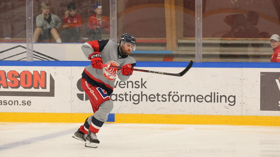 Filip Halvordsson debuterade i VIK och var dessutom lagets kapten i matchen.