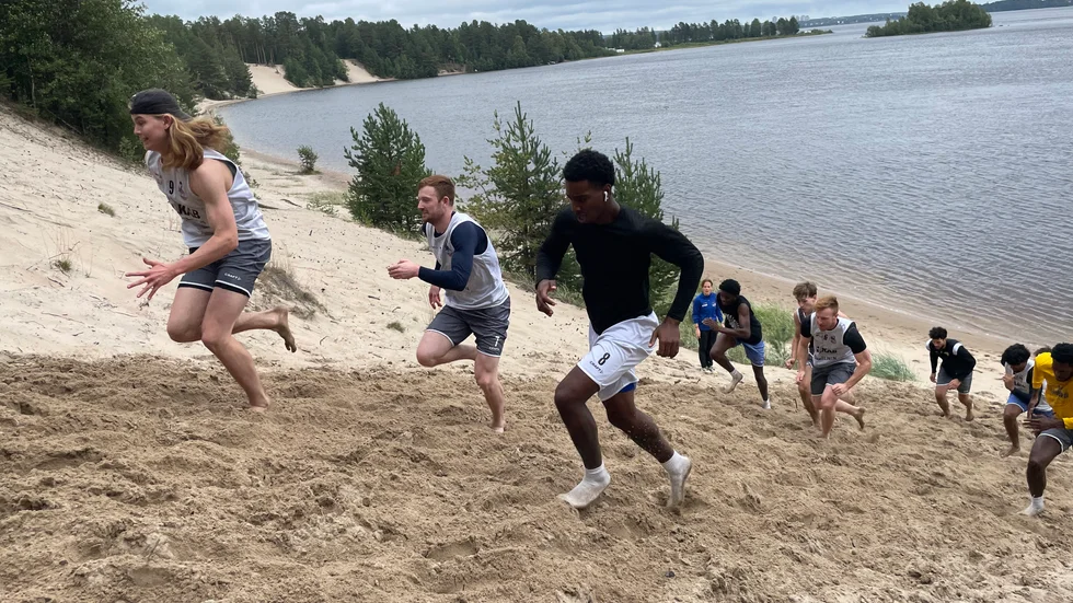 BC Luleå begav sig ut till Niporna för ett svettigt fyspass i sandbacken. Oscar Wickström (till vänster) var snabbast uppför.