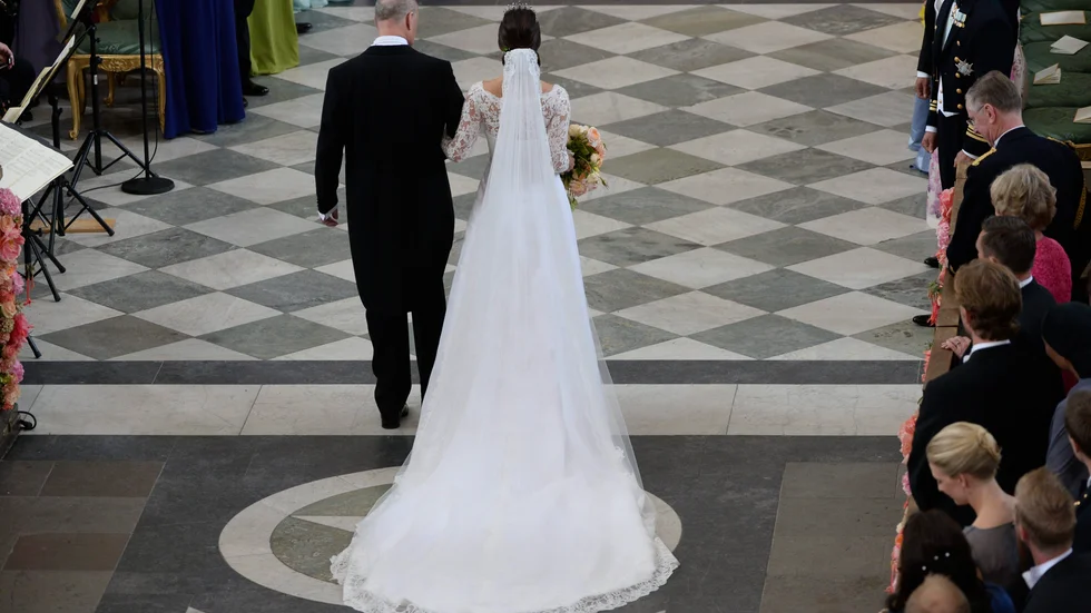 Brudöverläming är en patriarkal tradition som inte hör hemma i svenska kyrkan. 