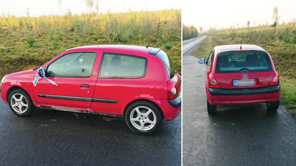 Den röda bilen i parkeringsfickan på väg 370, innan någon plockade bort registreringsskyltarna.