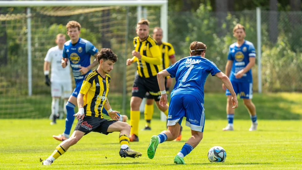 Emil Tapper var bra i Gullringens match, trots 0-7 mot Hjulsbro. 