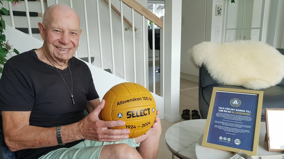 Sten Arne Lorin, en av Maif:s skyttekungar i kvalet mot Örgryte. Bollen och diplomet är Svensk Elitfotbolls minnesgåvor till Maif för den allsvenska säsongen 1957/58.