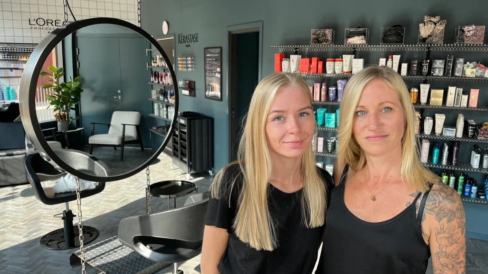 Emma Hallberg och Linda Bildt Andersson är frisörer på den nya salongen WAU i Munktellstaden. 