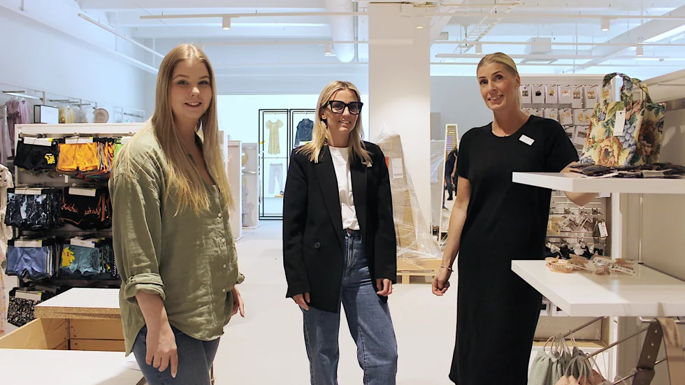 Agnes Svensson, Amanda Almgren Stengraff
och Malin Tell, och deras kollegor, ser fram emot att få flytta upp en våning när Lindex byter lokaler i Gallerian. Nytt, fräsch och framför allt mycket ljusare är några av deras kommentarer