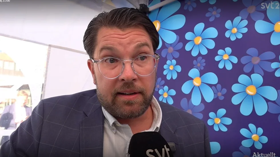 SVT: s Anna Hedenmo gjorde en mycket se- och hörvärd intervju med SD: s partiledare Jimmie Åkesson tidigare i veckan. Att kombinationen med anonyma konton och regeringsnära samarbete skaver framstod i all sin tydlighet. 