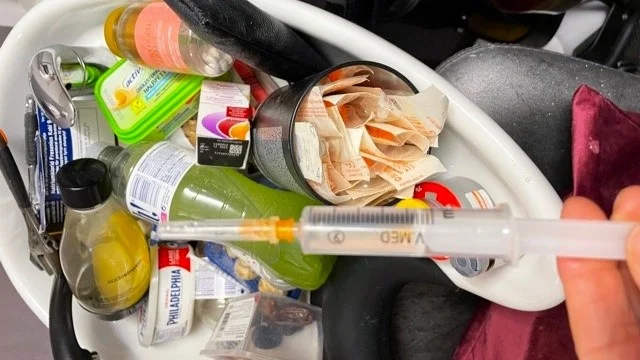 Bild från en inspektioner då Ivo hittade sparade sprutor med fillers som salongen tänkt återanvända vid nästa behandling, trots att sprutorna bara ska användas en gång.