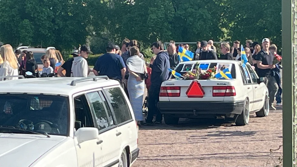 Många samlades under fredagskvällen för att hedra de tre ungdomar som omkom i en bilolycka tidigare i veckan.