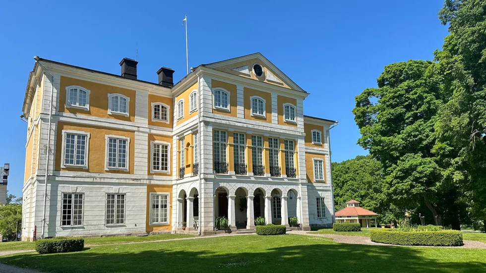 Statens fastighetsverk vill sälja två magasinsbyggnader i anslutning till Julita gård.
