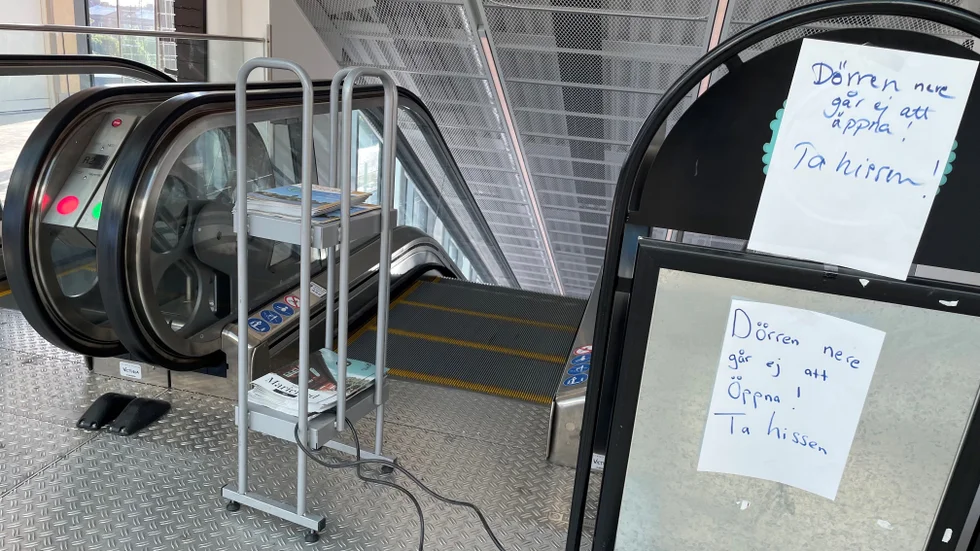 På måndagsmorgonen hade lappar satts ut både vid upp- och nedgången till plattformen. Pendlare omdirigerades till att ta hiss eller trappa.