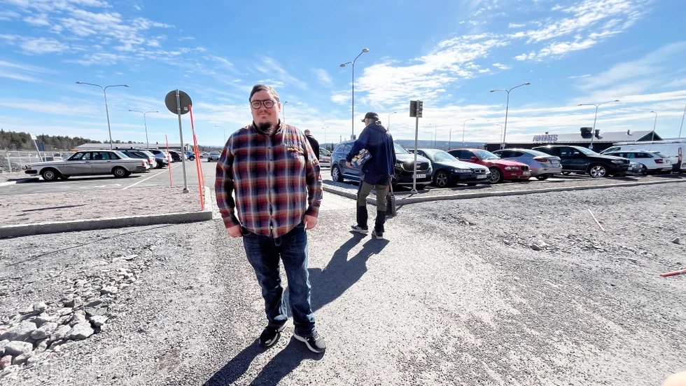 Magnus Gustafsson, (C), vid en av parkeringarna som erbjuds bilister i nya centrum. 
