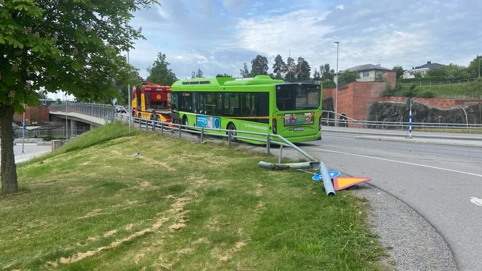Linjebussen körde ner en skylt.