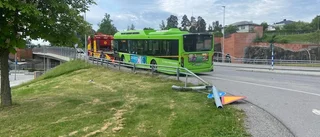 Buss mejade ner stolpe – mitt i Strängnäs