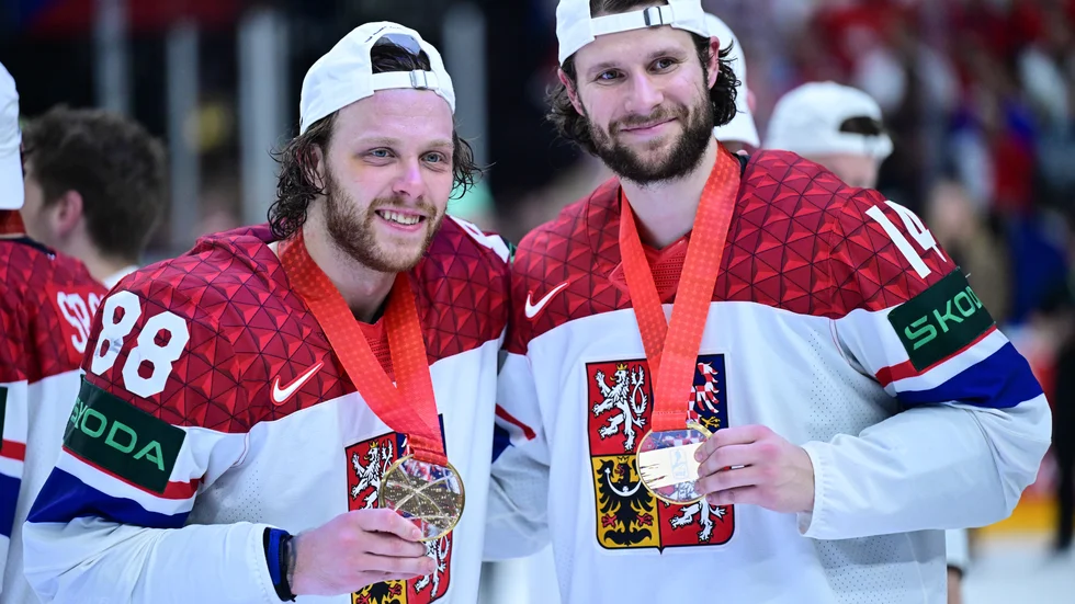 Tjeckiens matchhjälte David Pastrnak (88) och lagkamraten från Boston Pavel Zacha med guldmedaljer runt halsen.