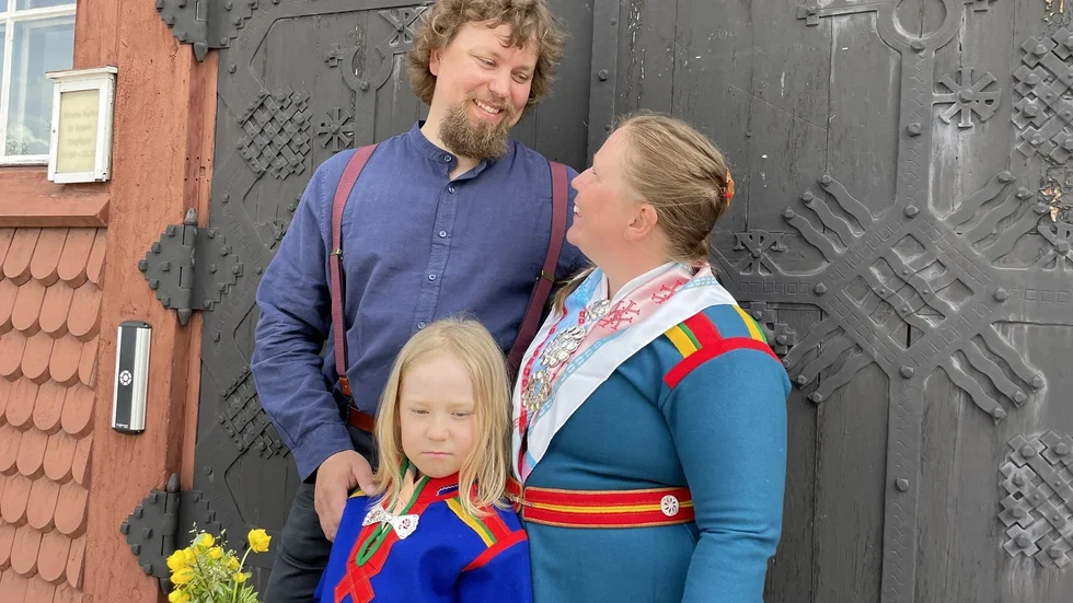 Simon Lundström och Inga-Maria Stoor med sonen Karl Ante, på väg in i kyrkan.