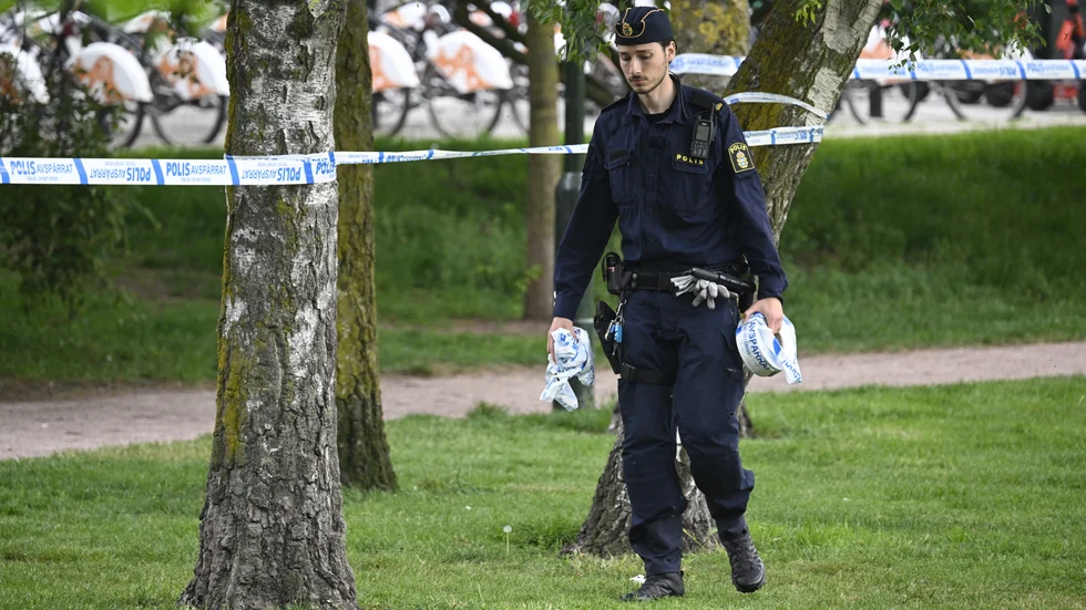 Polis på plats vid Jesusparken i centrala Malmö efter att polisen avlossat skott i samband med ett ingripande mot en hotfull man under natten till söndagen.