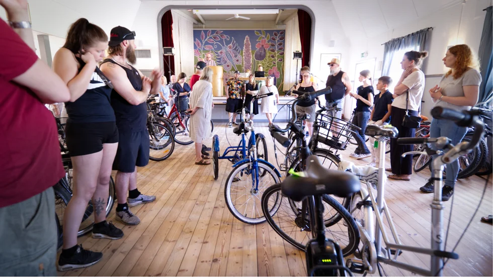 Auktionisten Mikael Sjöberg uppskattar att han sålde uppemot 60 cyklar när det var dags för polisens hittegods att gå under klubban i Vänge bygdegård på söndagen.